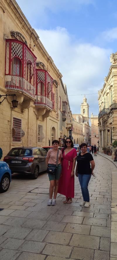 Uczestniczki projektu stojące wśród zabudowań Malty.