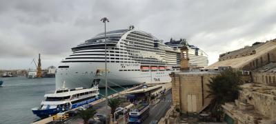 Statek wycieczkowy w porcie stolicy Malty.