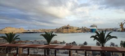 Widok na zatokę Morza Śródziemnego w stolicy Malty Vallettcie.