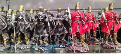 Figurki przedstawiające rycerzy Zakonu Maltańskiego.