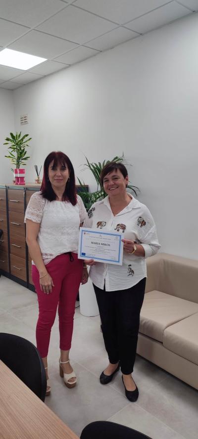 Odbiór certyfikatu,  wspólne zdjęcie uczestniczki projektu ze szkoły w Libuszy z koordynatorką z Malty.