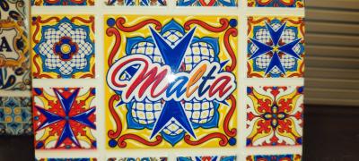 Płytka ceramiczna z napisem Malta.