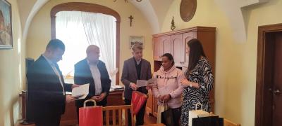 Nauczyciele z portugalii wręczają drobne upominki włodarzom gminy Biecz