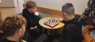 Uczniowie w czasie gry w szachy.