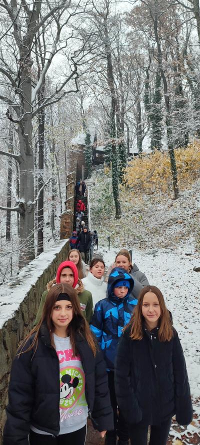 Uczniowie w drodze na zwiedzanie podziemii Zamku w Książu.