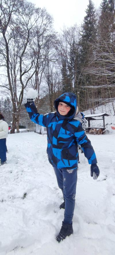 Uczeń rzucajacy snieżką.