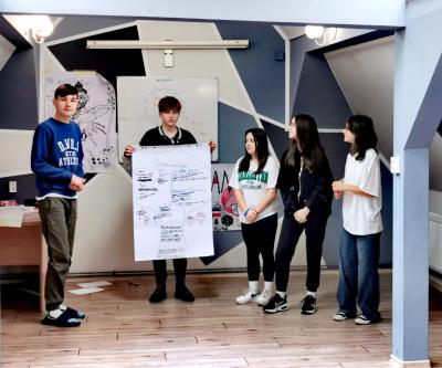 Uczniowie prezentują przygotowany plakat.