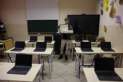 Uczeń Mateusz Firszt pokazuje otrzymane podziękowanie za wygraną w ogólnopolskiem konkursie.