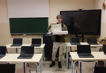 Uczeń Mateusz Firszt pokazuje otrzymane podziękowanie za wygraną w ogólnopolskiem konkursie.