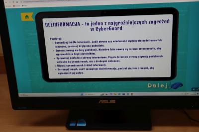 Ekran monitora na którym widac jedno z zadań gry CyberGuard.