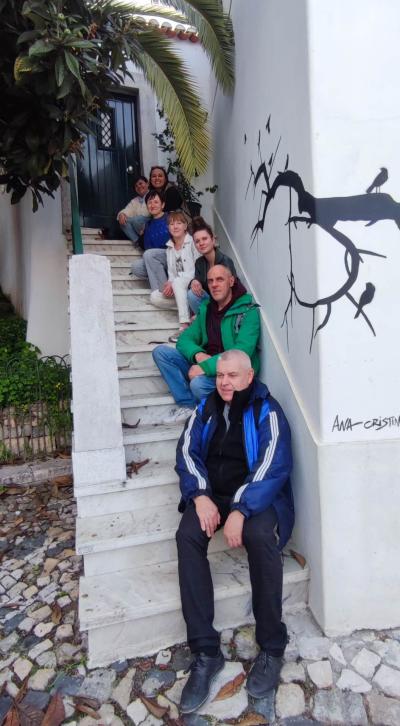 Grupa nauczycieli na tle zabudowań w jednej z dzielnic w Lizbonie.