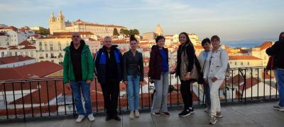 Grupa polskich nauczycieli na tle panoramy w Lizbonie.