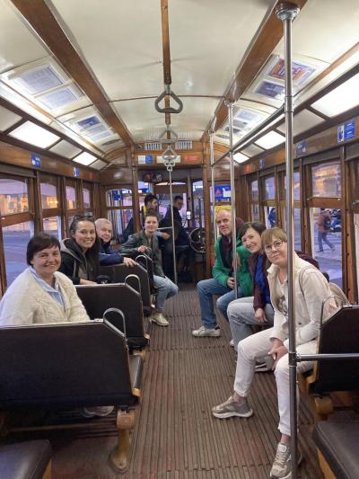 Polscy nauczyciele na przejażdżce żółtym tramwajem 28 w Lizbonie