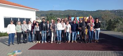 Zespół Erasmus + STEAM - zdjęcie grupowe przed szkołą.