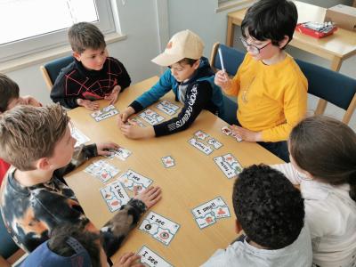 Uczniowie grają w grę wykorzustując STEAM