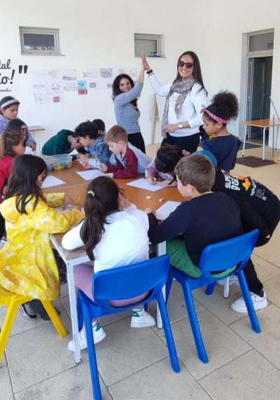 Uczniowie w czasie pracy grupowej przy stoliku