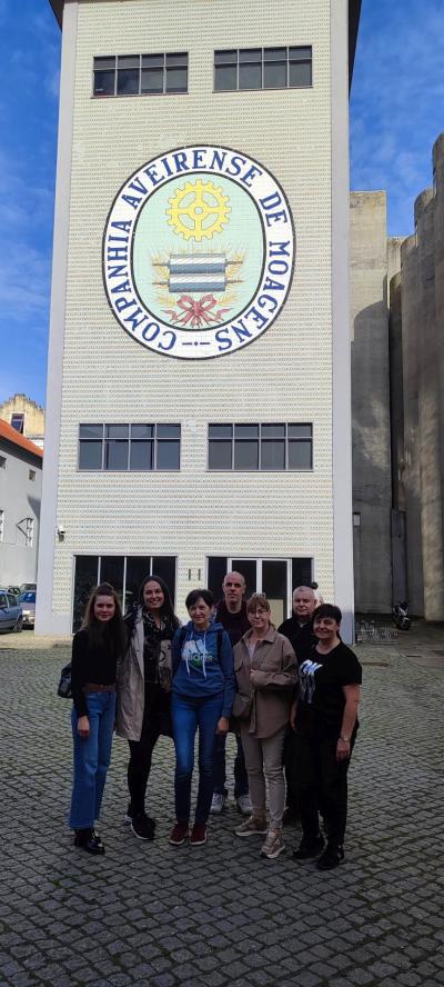 Grupa polskich nauczycieli przez budynkiem uniwersytetu w Aveiro