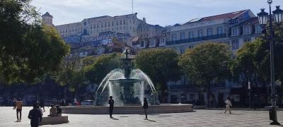 Plac Główny w Lisbonie z widokiem na fontannę
