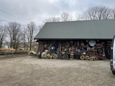 chata z dawnymi narzędziami rolniczymi