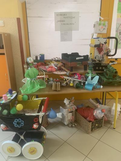Na  stolikach w szatni przedszkolnej zgromadzone są zabawki z recyklingu.