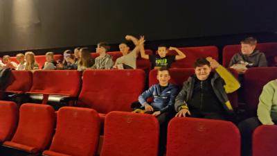 Uczestnicy wycieczki w sali kina Helios przygotowaują się do seansu