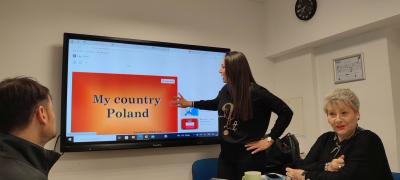Nauczyciel z Polski w czasie prezentacji swojego kraju.
