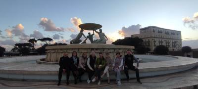 Grupa nauczycieli na sławnej fontannie w Valettcie.