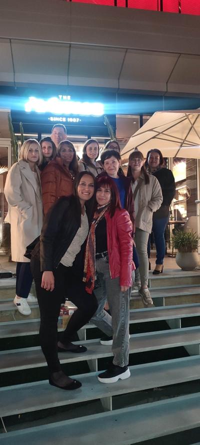 grupa nauczycieli z Polski i Malty na schodach restauracji w St. Julians.