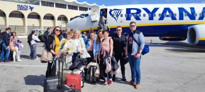 Nauczyciele na płycie lotniska , Ryanair w tle