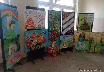 Zdjęcie przedstawiające wszystkie prace zgłoszone na konkurs. Można je oglądać na szkolnym korytarzu.