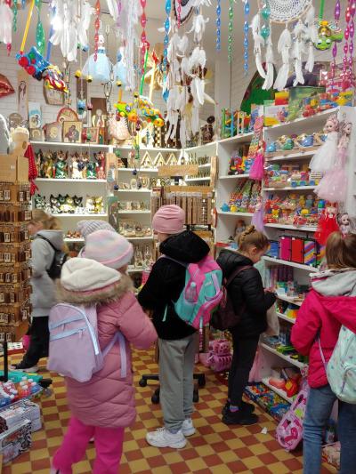 Dzieci kupują pamiątki z wycieczki do Krynicy.