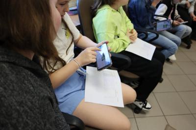 Uczniowie programują robota z użyciem tableta.
