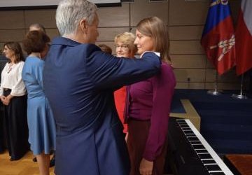 moment odznaczenia nauczyciela medalem moment odznaczenia nauczyciela medalem