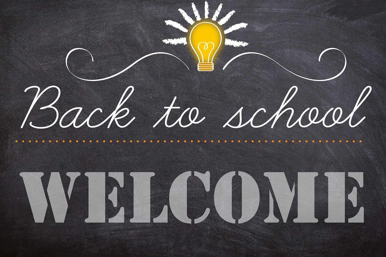 Grafika z napisem back to school welcome