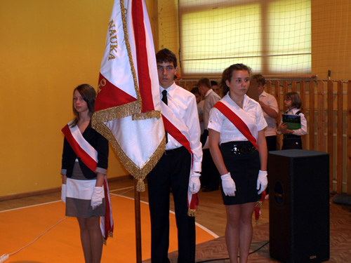 Poczet Sztandarowy stojący w sali gimnastycznej w czasie uroczystości rozpoczęcia roku szkolnego