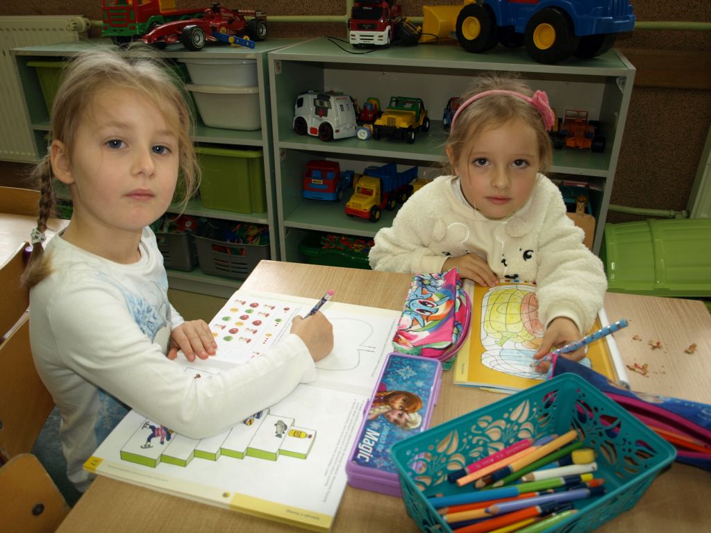 ramowy rozkład dnia - dzieci rysują obrazki w czasie zajęć edukacyjnych