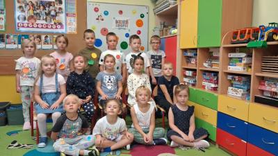 1. Zdjęcie grupy ,,Skrzaty'' z okazji ,,Dnia Kropki''.jpg