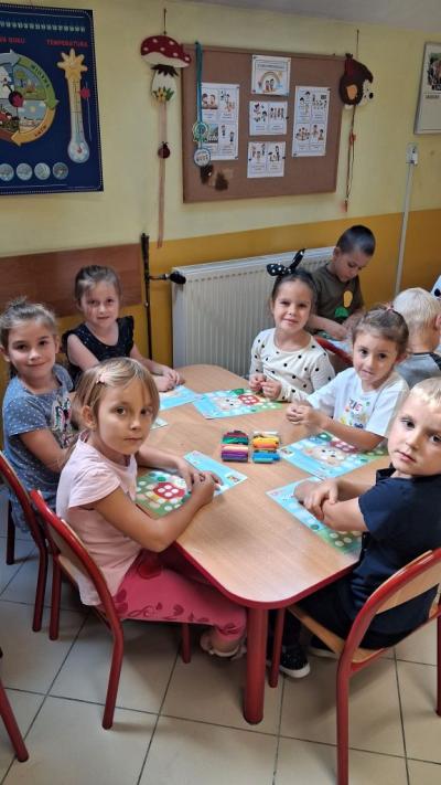 10. Dzieci wykonujące prace plastyczna przy stoliku nr 2..jpg