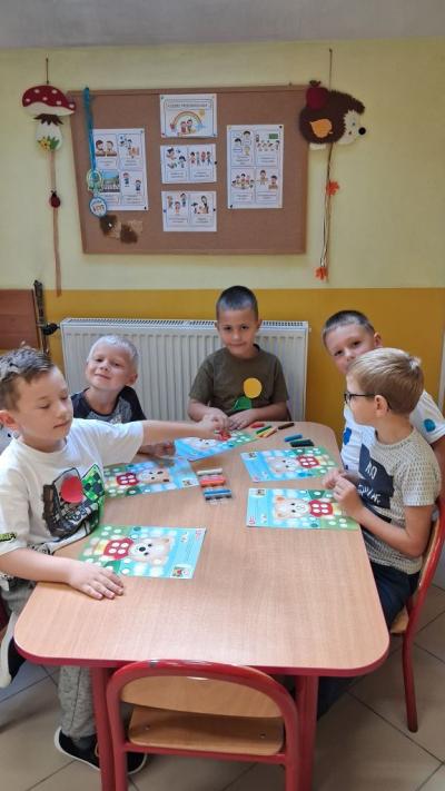 11. Dzieci wykonujące prace plastyczną przy stoliku nr 3..jpg