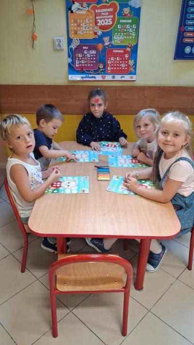 9. Dzieci wykonujące prace plastyczna przy stoliku nr 1..jpg