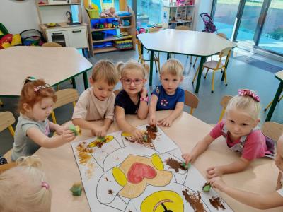 Dzieci z grupy kransale z uśiechami na twarzy malują gąbkami misia. (2).jpg