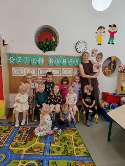 Dzieci z grupy krasanle wraz z wychowaczynią pozują do grupowego zdjęcia..jpg