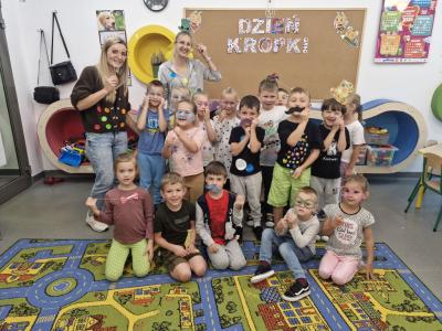 Dzieci i nauczycielki pozują do zdjęcia grupowego.jpg