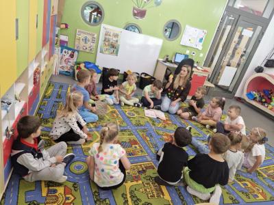 Dzieci siedzą na dywanie (2).jpg