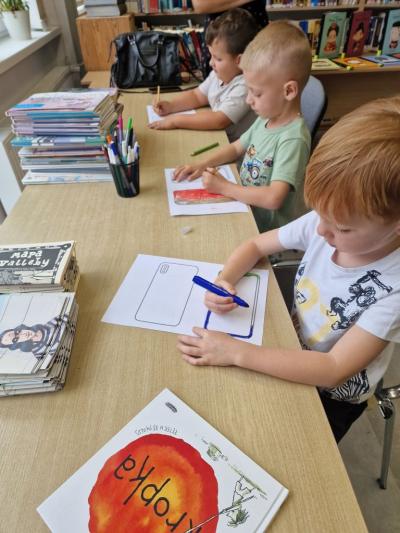 Chłopcy projektują okładki na smartfona..jpg
