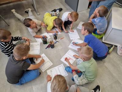 Chłopcy zastanawiają się nad projektem na oprawkę dla smartfona..jpg