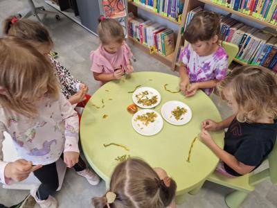Dziewczynki projektują naszyjniki..jpg