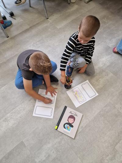 Każdy chłopiec tworzy oryginalny pomysł na logo i oprawkę dla smarfona..jpg