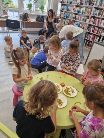 Leśne Duszki kreatywnie pracują w bibliotece..jpg