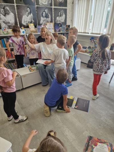 Pani bibliotekarka podziwia prace chłopców..jpg